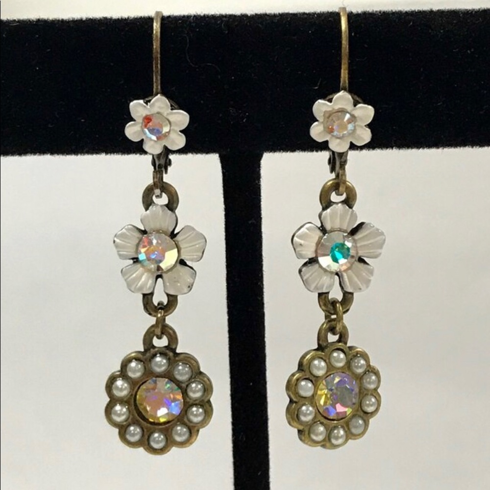 Antiqued White Daisy &Crystal Earring,NWT